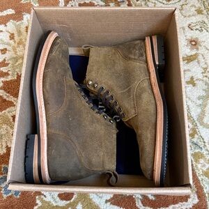 NIB Taylor Stitch The Trench Boot in Golden Brown Waxed Suede - Size 11.5